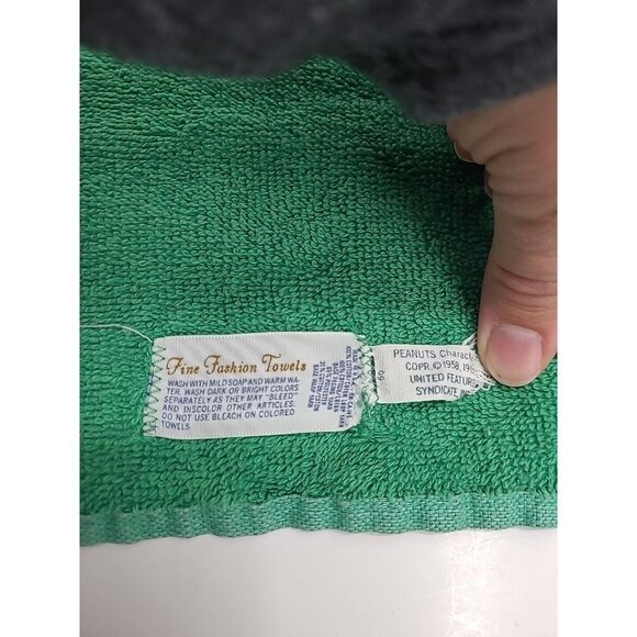 Vintage Peanuts Snoopy Hand Towel Woodstock on Christmas Tree - Picture 5 of 5